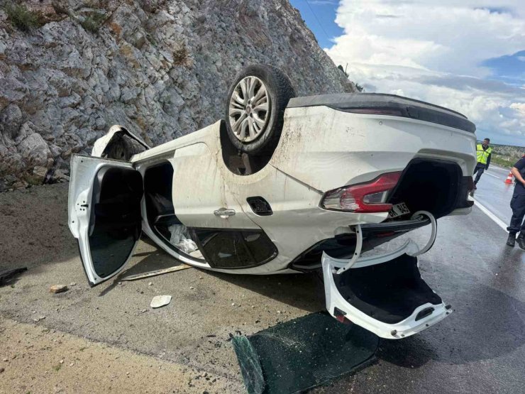 Takla atıp refüje giren otomobilde 4 kişi yaralandı