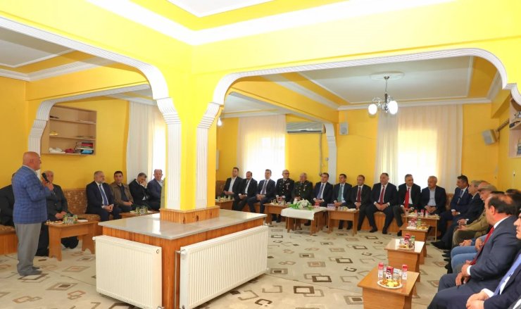 Bayburt’ta protokol üyeleri ve vatandaşlar bayramlaştı