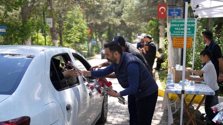 Elazığ’da mezarlığa giden vatandaşlara karanfil dağıtıldı