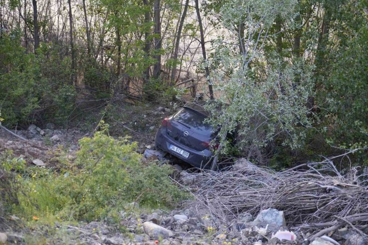 Kontrolden çıkan otomobil Harşit Çayı’nın kenarında durabildi