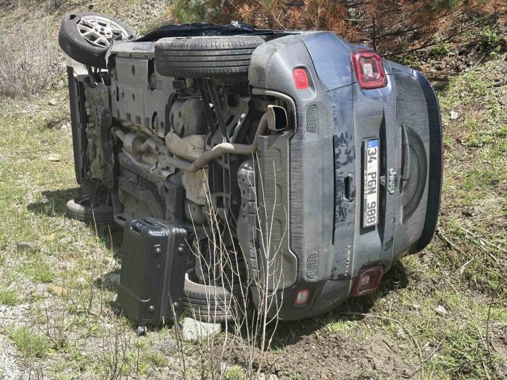 Cip ile hafif ticari araç çarpıştı: 3 yaralı