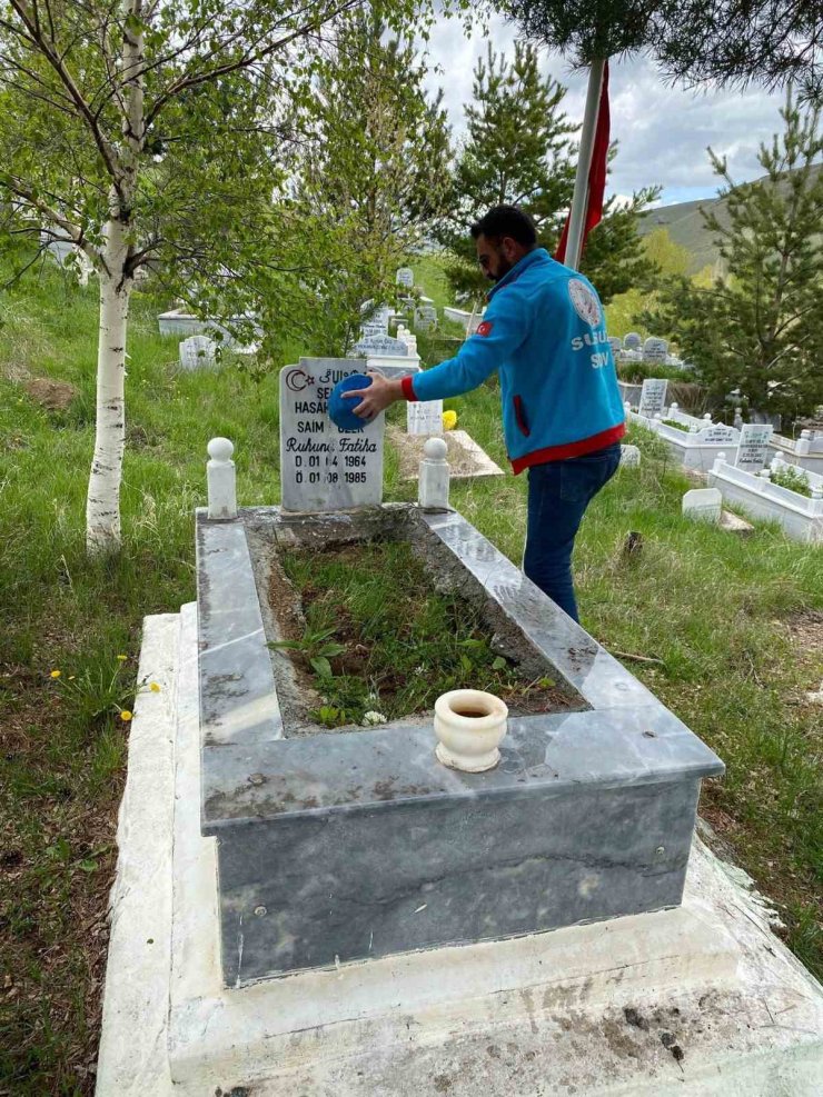 Susuz’da şehit kabirleri bayram öncesi özenle temizlendi