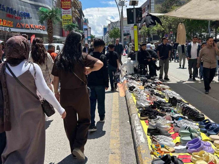 Van’da bayram yoğunluğu: Caddeler doldu taştı
