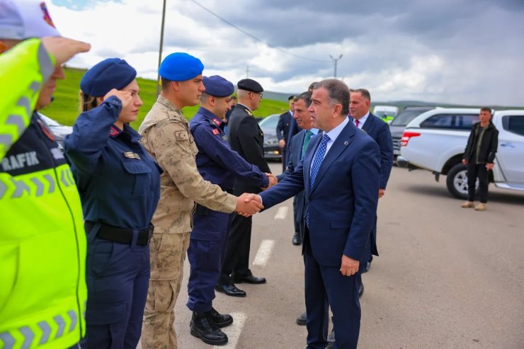 Bayburt’ta bayram görevindeki güvenlik personeliyle bayramlaşıldı