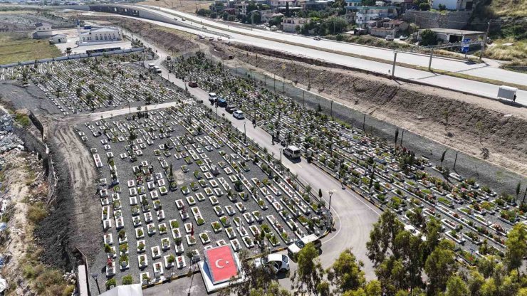 Hatay’da deprem şehitliğinde buruk Kurban Bayramı