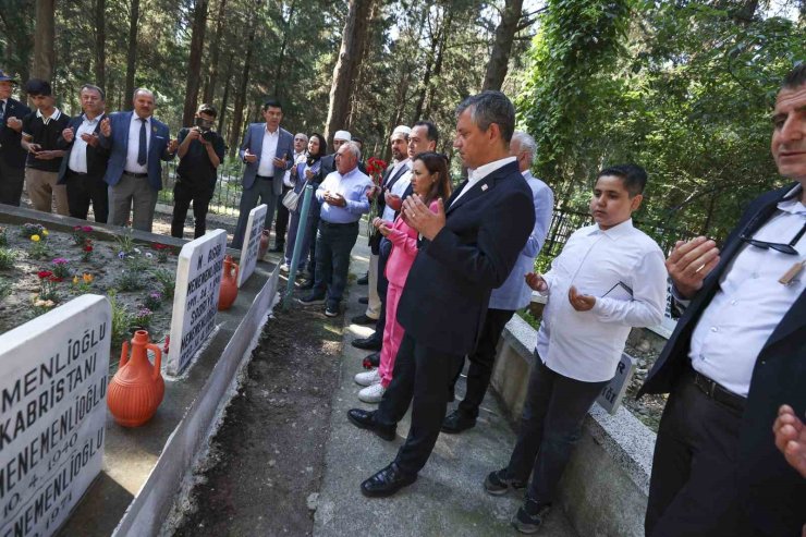 Özgür Özel Manisa’da şehitlik ve Ferdi Zeyrek’in mezarını ziyaret etti