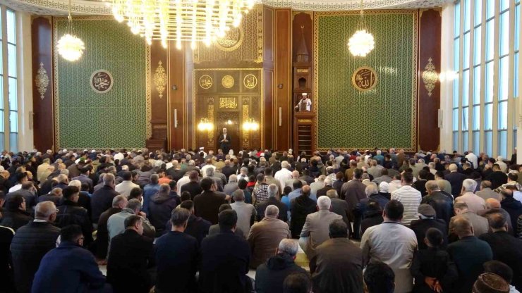 Malatya’da vatandaşlar bayram namazı için camilere akın etti