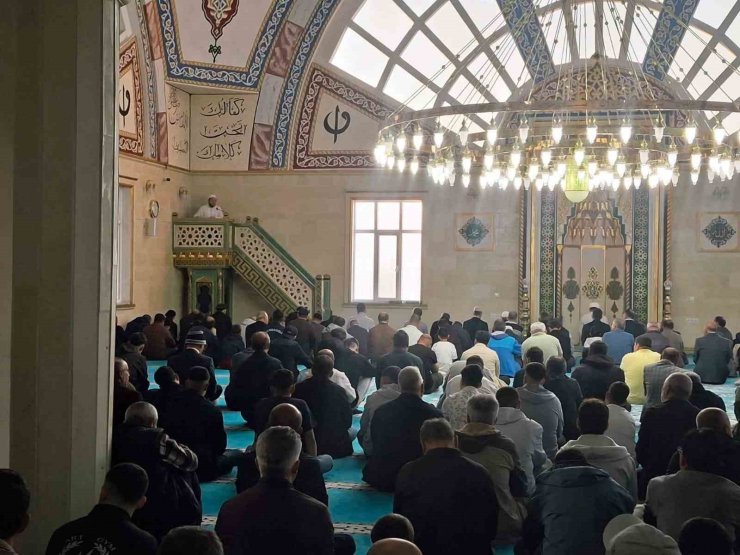 Selendi’de bayram namazında camiler doldu