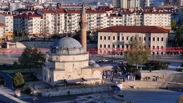 Yöresel kıyafetleriyle tarihi camide bayram namazı kıldılar