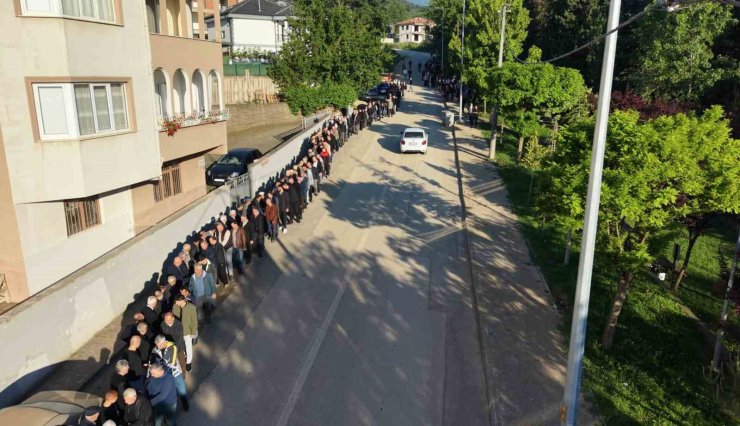 60 yıldır süren gelenek: Bayramlaşmada 1 kilometrelik kuyruk oluştu