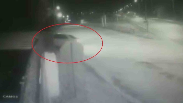 Otomobil bahçe duvarına çarptı: O anlar kamerada