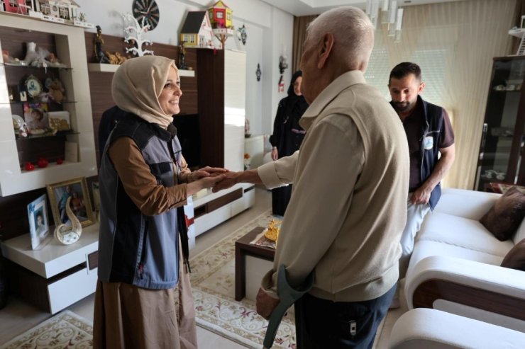 "Alo Evlat" ekipleri bayramda yaşlıları yalnız bırakmadı