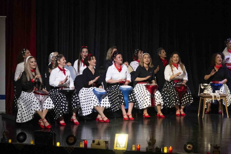 Mersin’de ‘Naftalin Kokulu Anılar Sandığı’ konseri izleyenleri geçmişe götürdü
