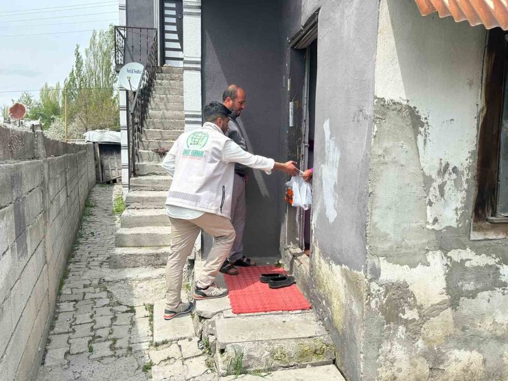 Umut Kervanı Ağrı’da yüzlerce hanenin sofrasına kurban eti ulaştırdı