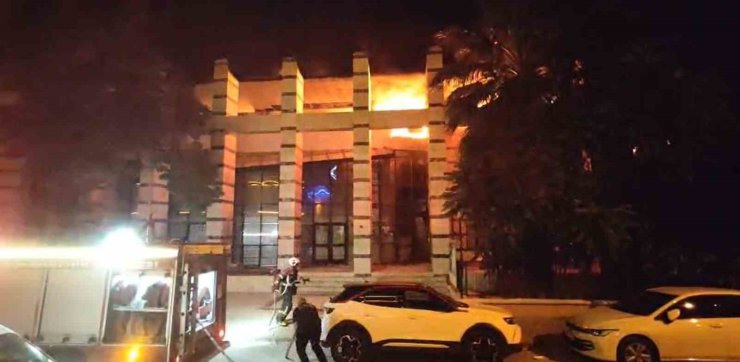 Kuşadası’nda eski PTT binasında yangın