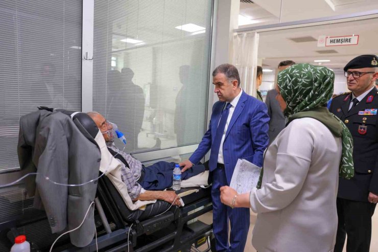 Bayburt’ta sağlık çalışanları ve hastalarla bayramlaşıldı