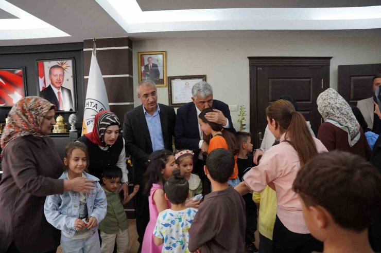 Kahta Belediyesi’nde bayramlaşma programı yoğun katılımla gerçekleştirildi