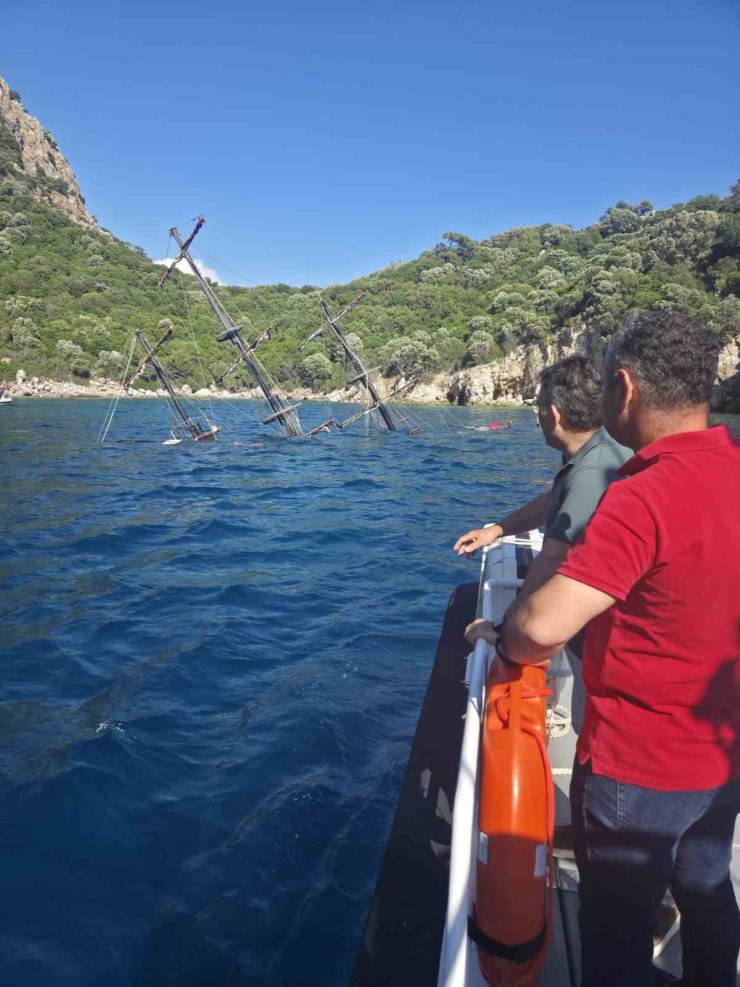 Marmaris’te gezi teknesi battı, yolcular tahliye edildi