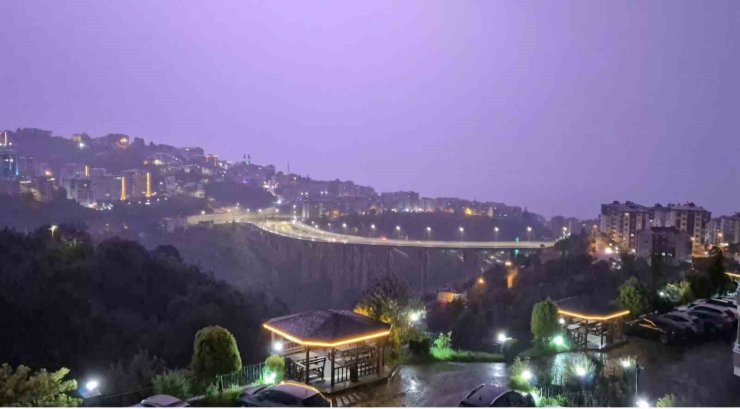 Trabzon’da yağmurla birlikte çakan şimşekler gökyüzünü aydınlattı