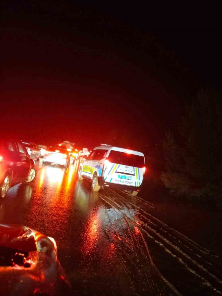 Dere taşması yolu tek şeride düşürdü