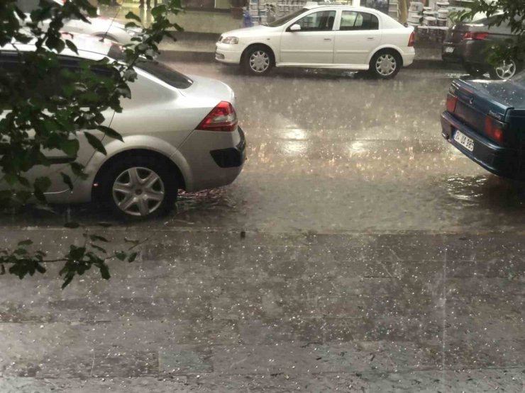 Erzincan’da dolu ve heyelan ulaşımı olumsuz etkiledi