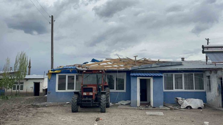 Kars’ta fırtına hayatı olumsuz etkiledi: Çatılar uçtu, güneş panelleri savruldu