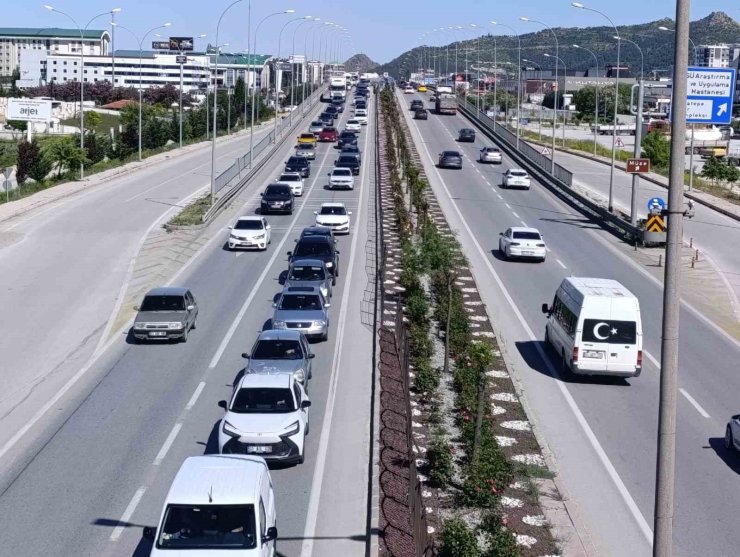 Tatilcilerin dönüş yoluna geçmesiyle Afyonkarahisar’da trafik yoğunluğu başladı