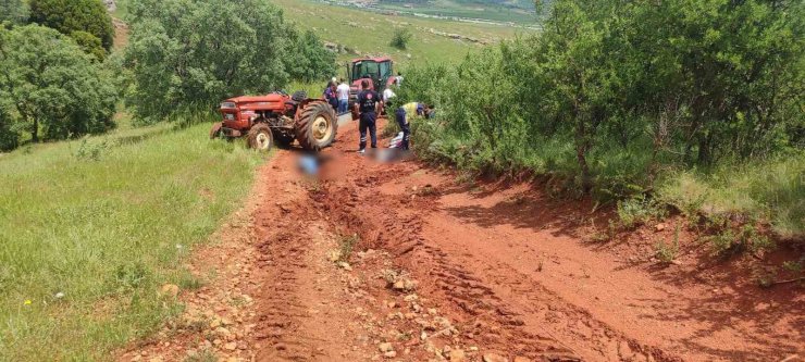 Traktörün devrildiği kazada biri çocuk 2 kişi hayatını kaybetti