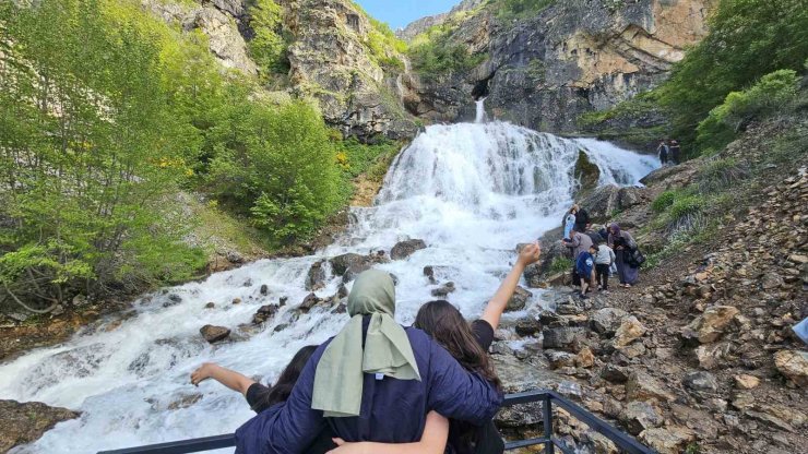 Derebağ Şelalesi’nde bayram coşkusu