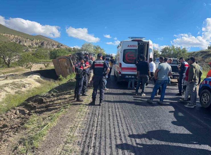 Asfalt çalışmasında kamyon devrildi, sürücü yaralandı