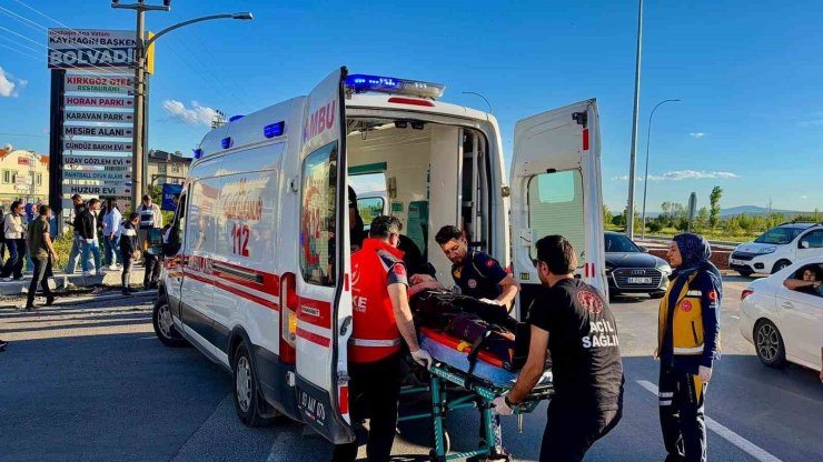 Otomobilin tur otobüsüne çarptığı kazada faciadan dönüldü