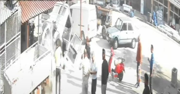 Devriye görevindeki polis memuru yanan kamyonete müdahale edip söndürdü