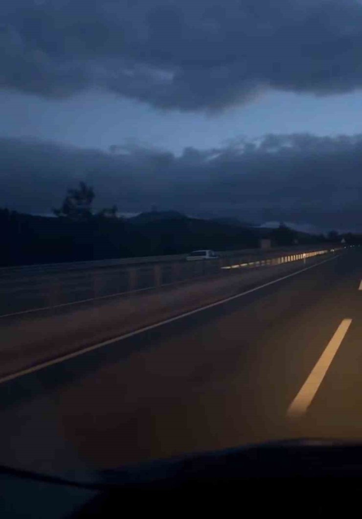 Ters yönde kilometrelerce ilerleyerek trafiği tehlikeye düşürdü