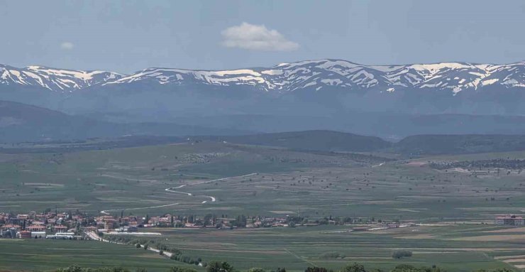 Kütahya’da kartpostallık manzara zirvede kar, ovada bahar