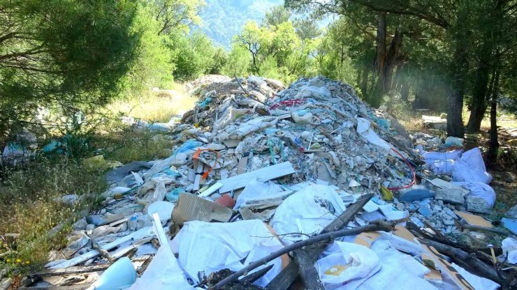 Ormanlık alanlara atılan moloz ve inşaat atıklarına vatandaş tepkisi