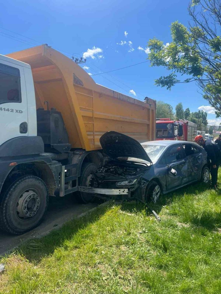 Muş’ta kamyon ile otomobil çarpıştı: 1 yaralı