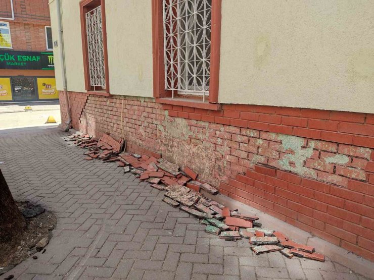 Eskişehir’de cami duvarının dekoratif tuğlaları deforme olup kaldırıma döküldü