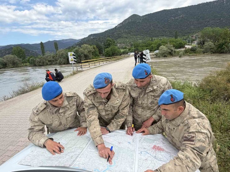 Tokat’ta 216 personel Kelkit Çayı’nda kayıp gençlerin izini sürüyor