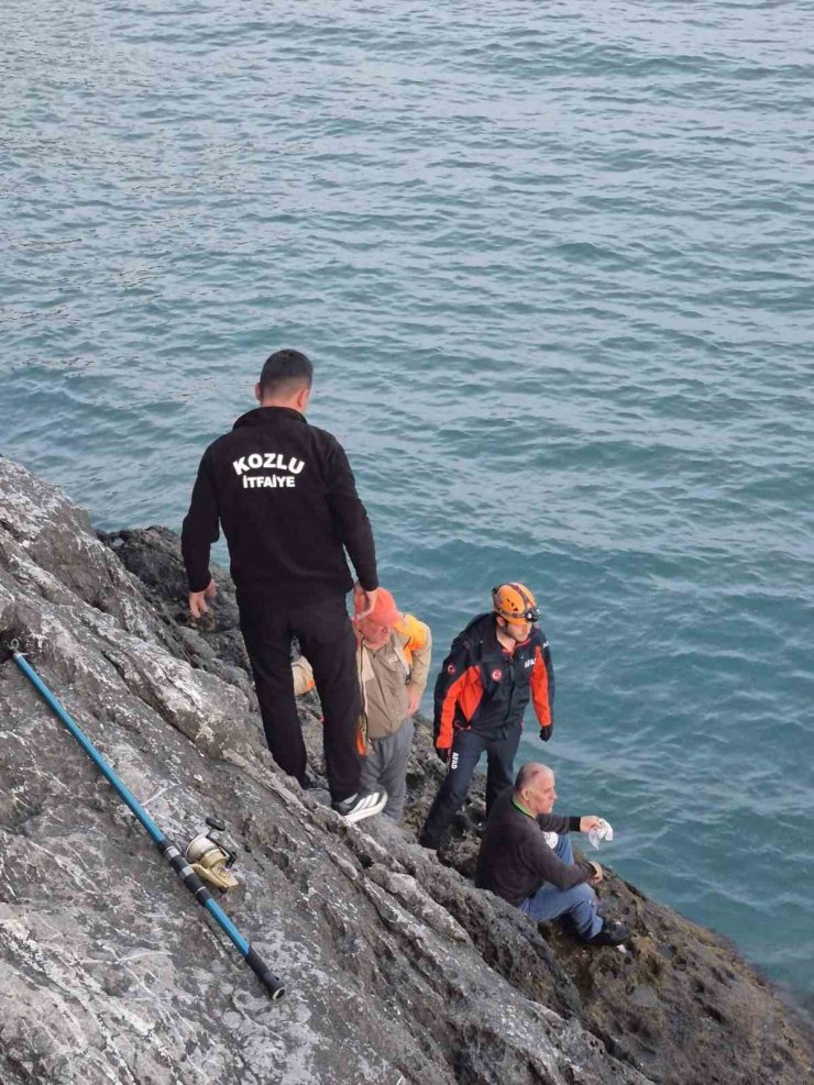 Balık tutmak isterken kayalıklardan düşen adamı ekipler ve balıkçı teknesi kurtardı