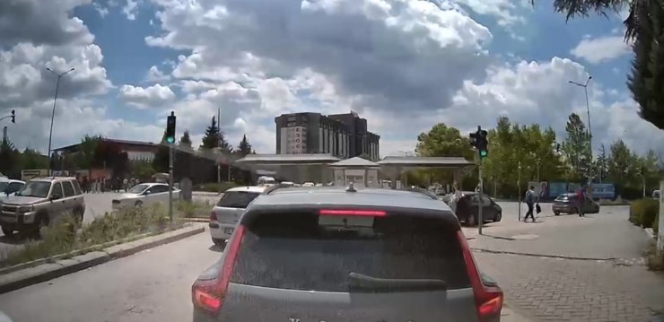 Yeşil ışıkta ilerlemeyen sürücü trafiği kilitledi