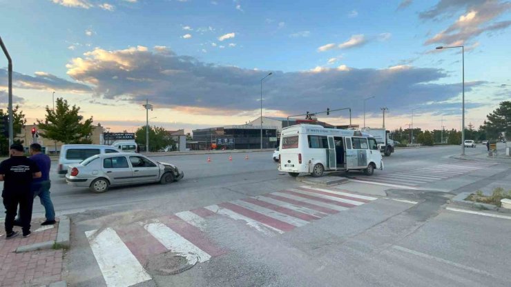 Karaman’da 2 kişinin yaralandığı kaza güvenlik kamerasına yansıdı