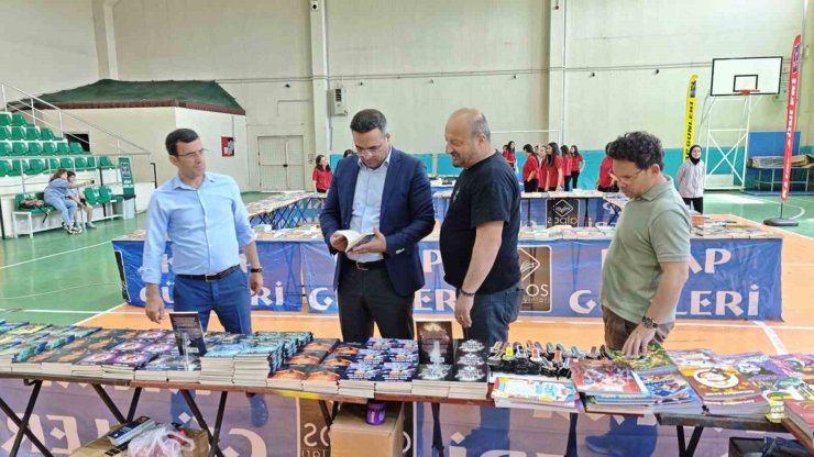 Sarıgöl’de binlerce kitap öğrencilerle buluştu