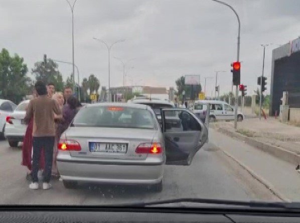 Adana’da trafikte kadınlı erkekli kavga kameraya yansıdı
