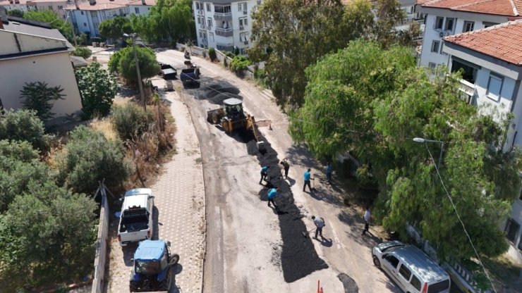 Ayvalık’ta doğalgaz sonrası yol onarımları sürüyor
