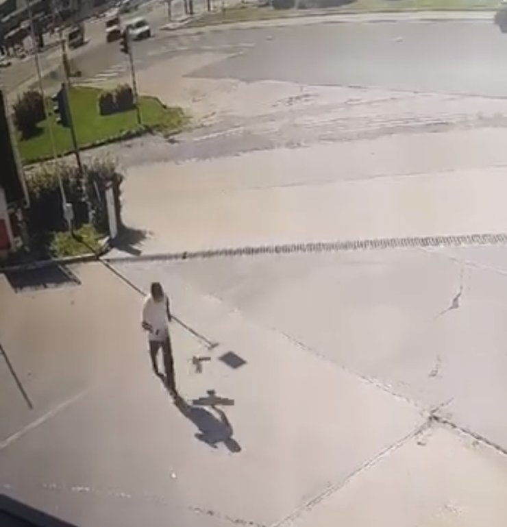 Kargadan kaçarken taklalar attı, o anlar kamerada