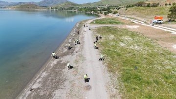 Hazar Gölü’nde dev temizlik 12 ton atık toplandı