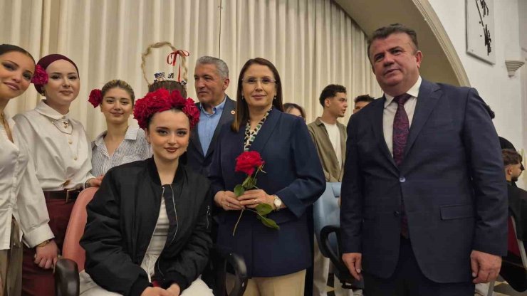 Sepet şeklinde tasarlanan insan saçında çikolata ikramı