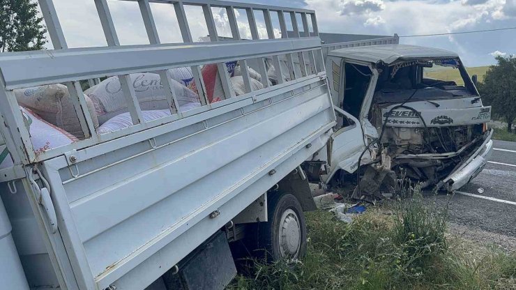 Elazığ’da kamyonetler çarpıştı: 2 yaralı