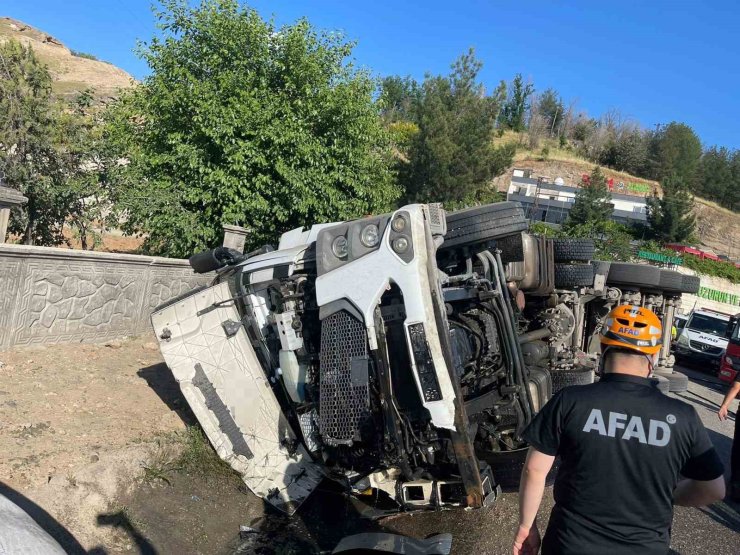 Siirt’te tır ile otomobil çarpıştı: 4 yaralı