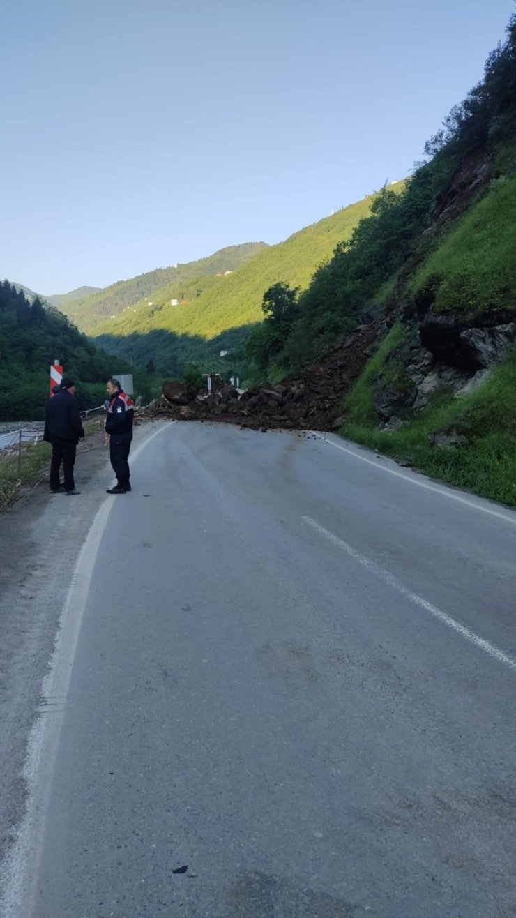Trabzon-Bayburt karayolu heyelan nedeniyle ulaşıma kapandı